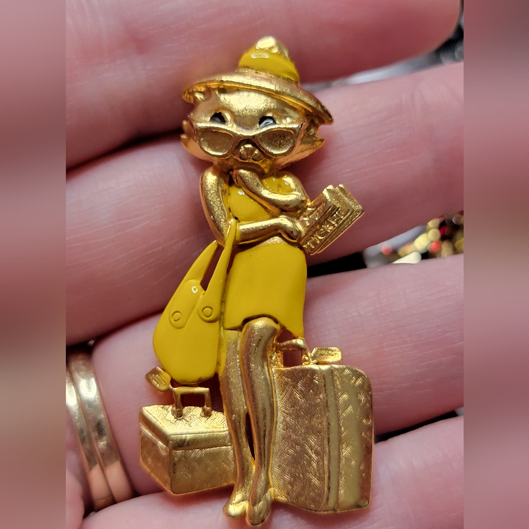 Danecraft Traveling Cat Brooch Gold Tone Yellow Enamal 9$